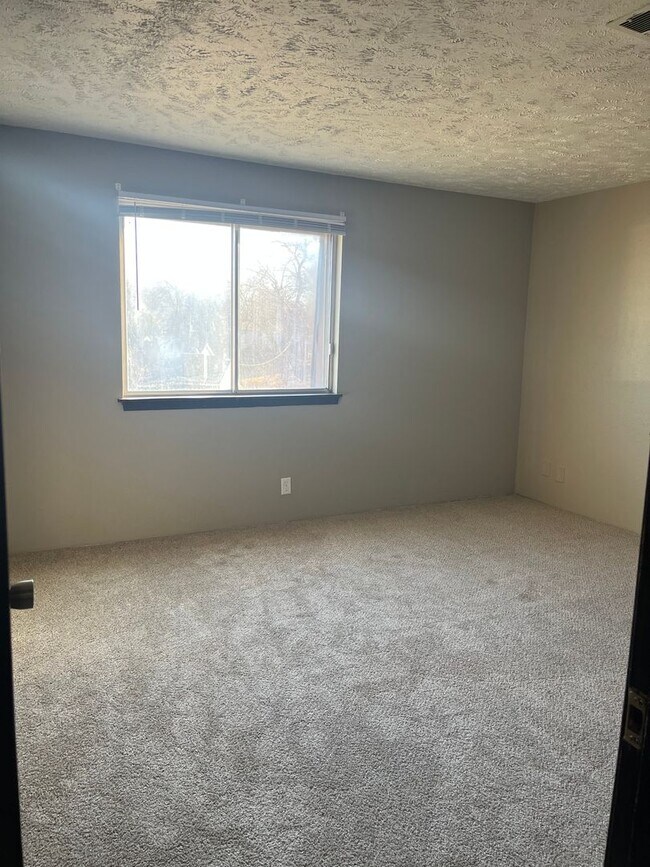Building Photo - Spacious Apartments Located in the Heart o...