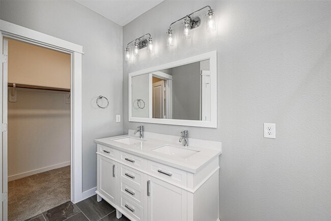 Building Photo - 6725 Parker Oaks Ln