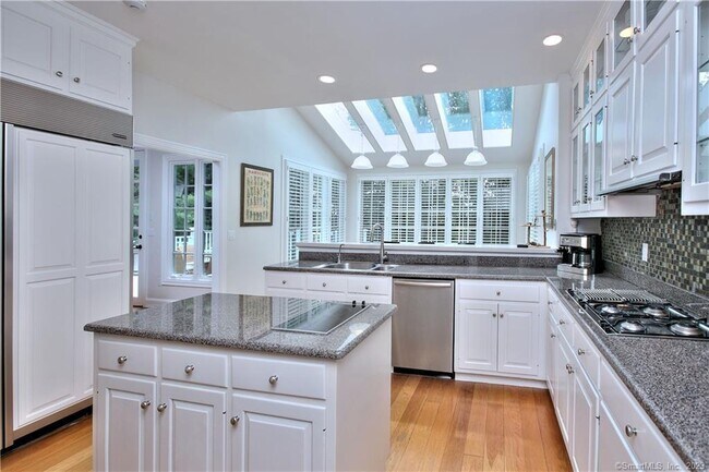 Building Photo - 30 Soundview Farm Rd