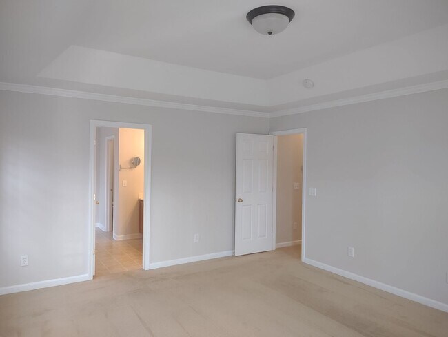 Building Photo - Beautiful and Charming! You Want it and Th...