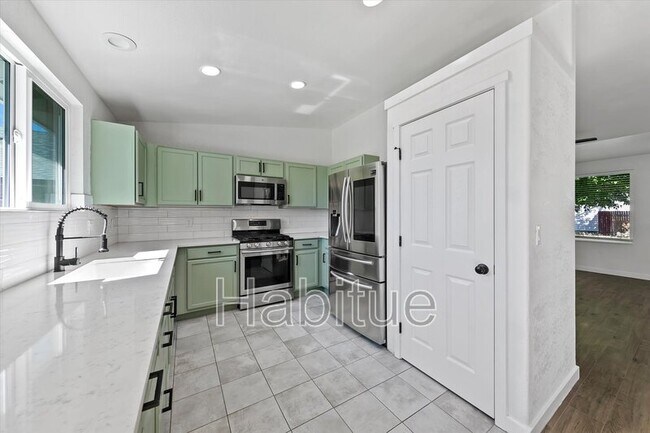 Building Photo - 2041 E Oakridge Ct
