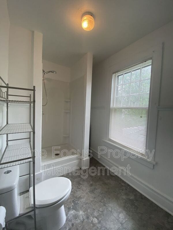 Building Photo - 425 Louisa St