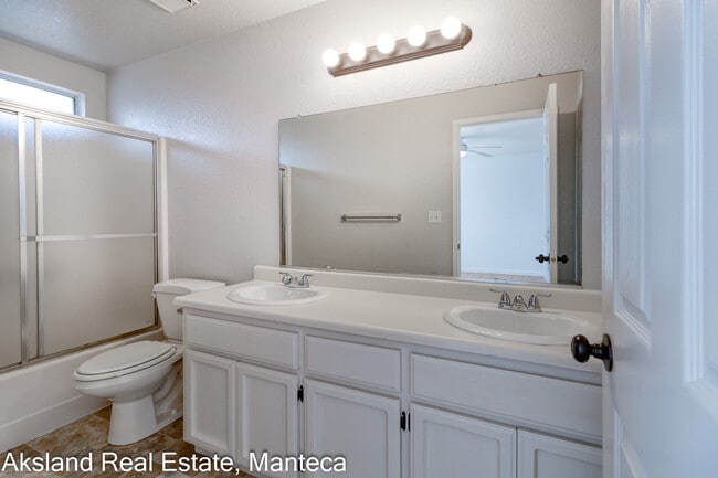 Building Photo - 15046 Cambridge Dr