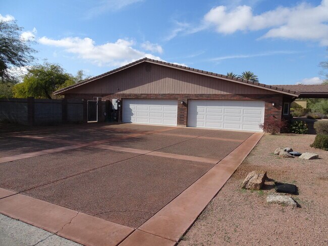 Building Photo - 8423 E Thunderbird Rd