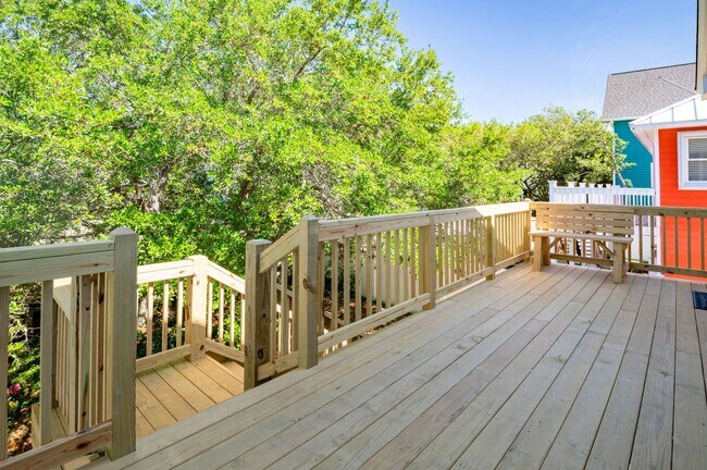 Building Photo - PERFECT OFF-SEASON BEACH GETAWAY