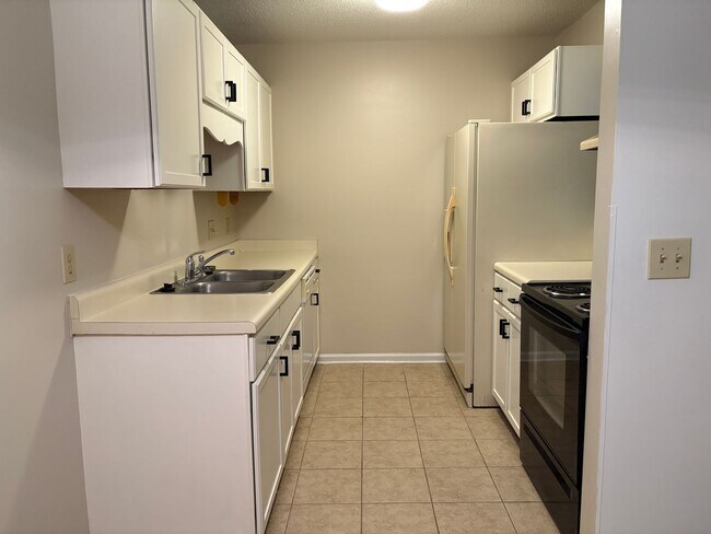 Building Photo - 2 Bedroom, 1 Bathroom Condo in Greensboro!