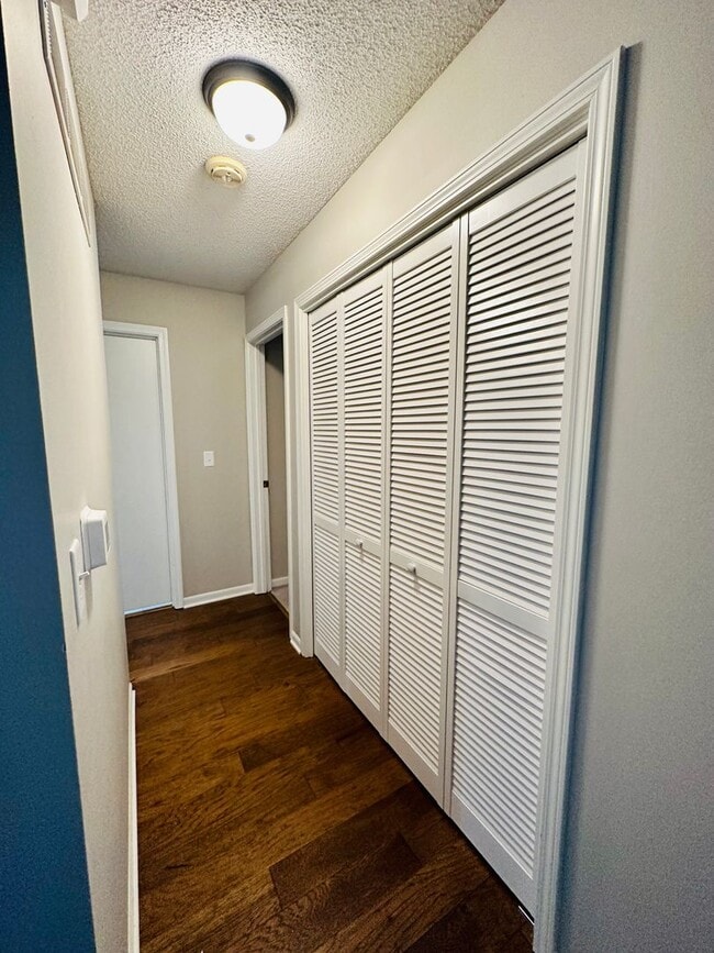 Building Photo - {12311} Spacious Townhome in Desirable OP ...