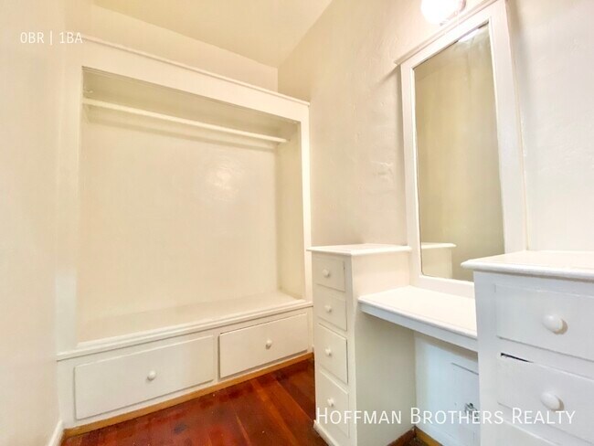Building Photo - 606 S Dunsmuir Ave