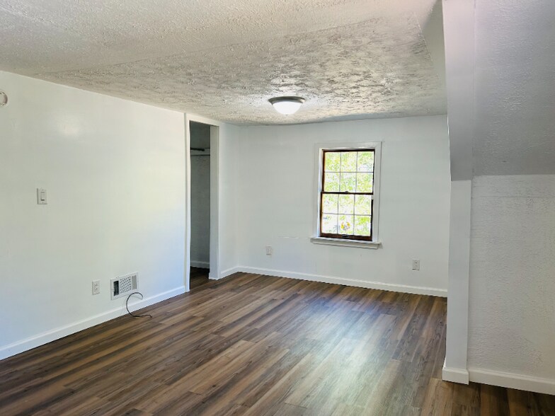 Building Photo - 1384 Kings Creek Rd