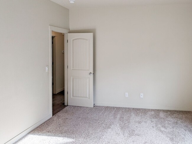 Building Photo - 958 Harbour Ln NE