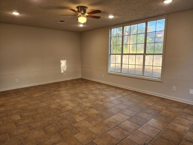 Building Photo - 4 Bed / 3 bath Downtown Jonesboro