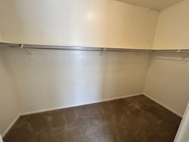 Building Photo - Spacious single story Peoria stunner w/New...