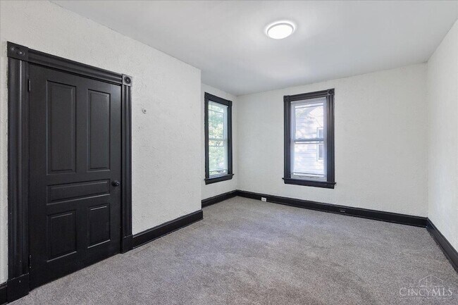 Building Photo - 5213 Kenwood Rd