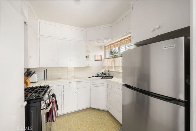 Building Photo - 20 S Portola