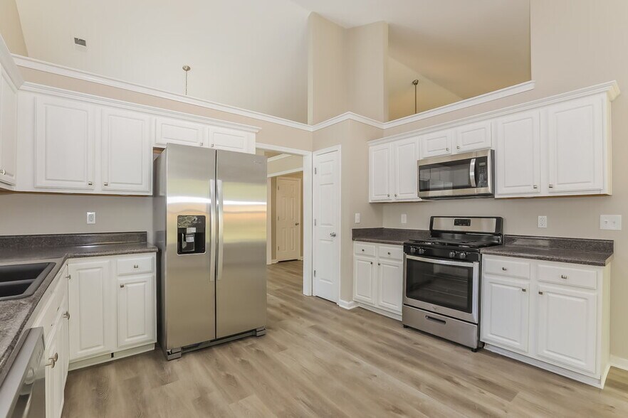 Building Photo - 420 Eglington Tr