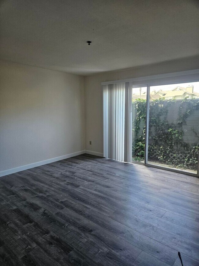 Building Photo - Daly City Village in the Park 2 bedroom 2 bathroom Condo