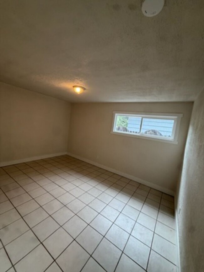 Building Photo - Spacious 5 Bedroom Home Near UNC with Large Yard & Off-Street Parking