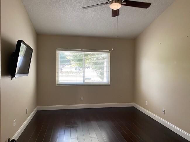 Building Photo - 2 bedroom, 2 bathroom with loft END UNIT t...