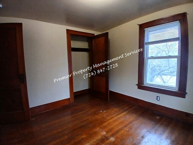 Building Photo - 979 King St