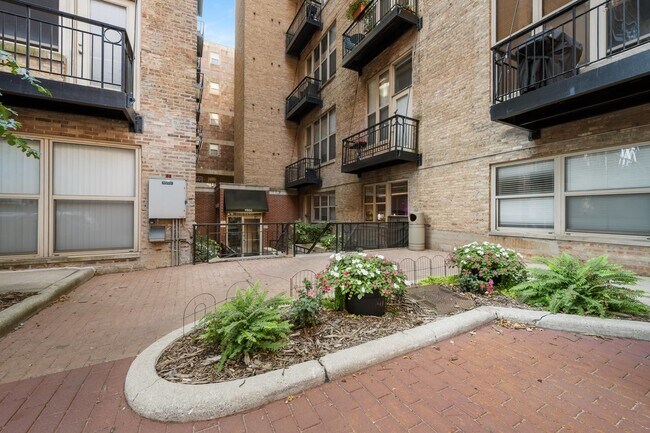 Building Photo - 1500 W Monroe St