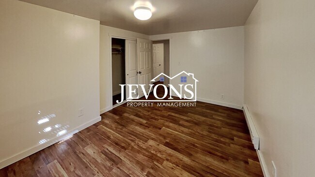 Building Photo - $300 Rent Credit - Inviting 2-bedroom 4-pl...