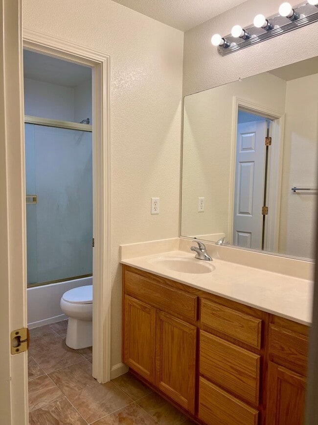 Building Photo - Beautiful and Spacious 5 bed/ 4 bath home ...