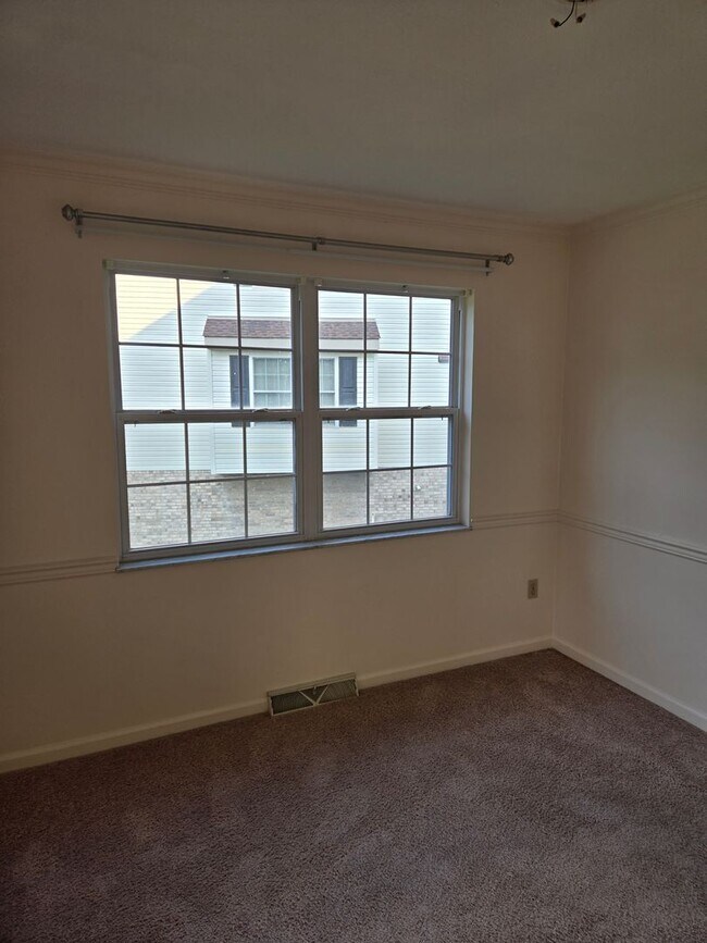Building Photo - Spacious 3-bedroom Hampton townhome