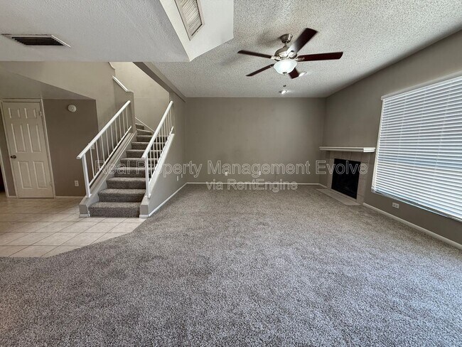 Building Photo - 815 E Grovers Ave