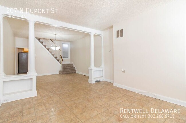Building Photo - GORGEOUS TOWNHOME
