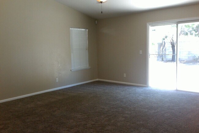 Building Photo - Beautiful Home in the Clovis school area