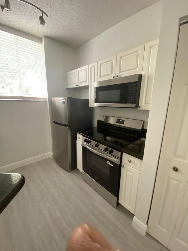 Building Photo - 630 S Sapodilla Ave