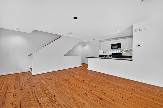 Building Photo - 2809 La Branch St
