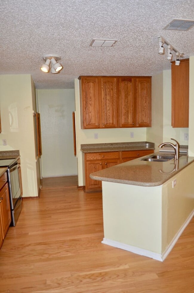 Building Photo - Beautiful and spacious 3 bed 2 bath.