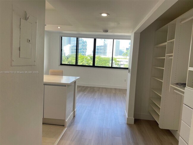Building Photo - 540 Brickell Key Dr