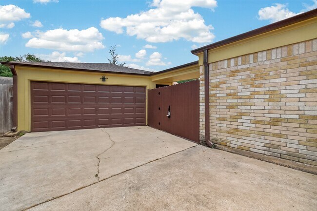 Building Photo - 15915 Dunmoor Dr