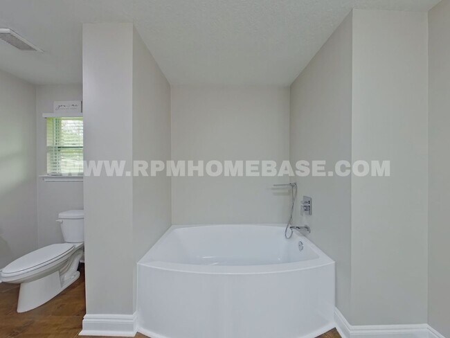 Building Photo - 147 Gillis Dr
