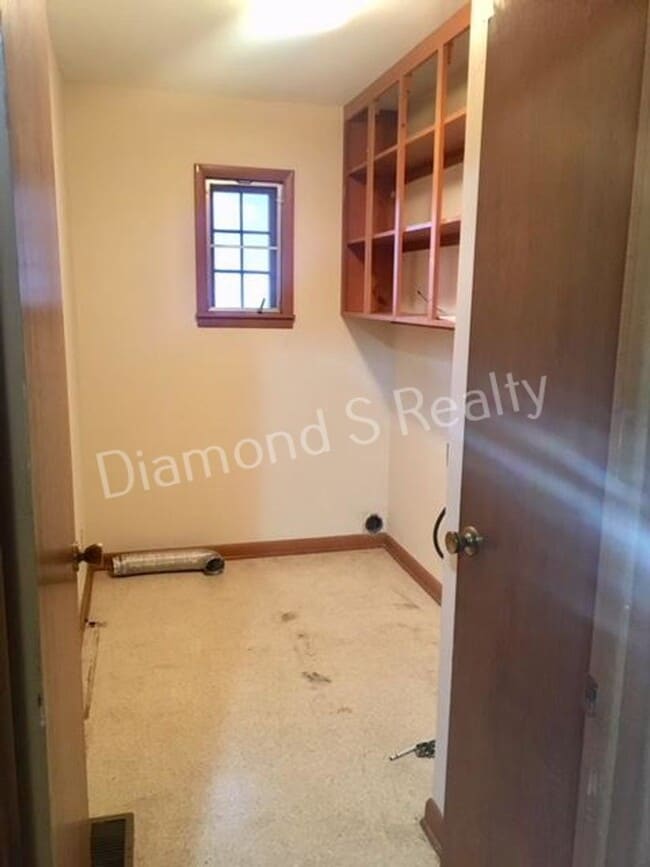 Building Photo - LOCATION! LOCATION! LOCATION!  South Springfield Duplex Available!