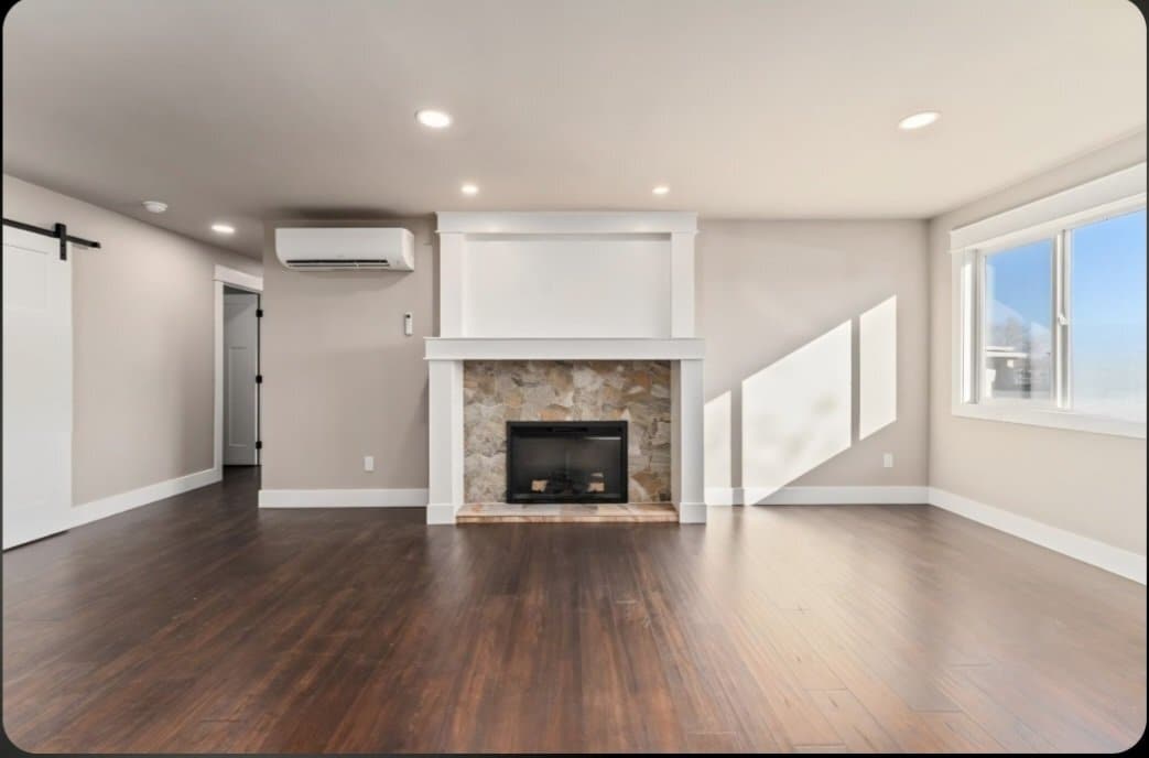 Building Photo - 604 W Crest Dr