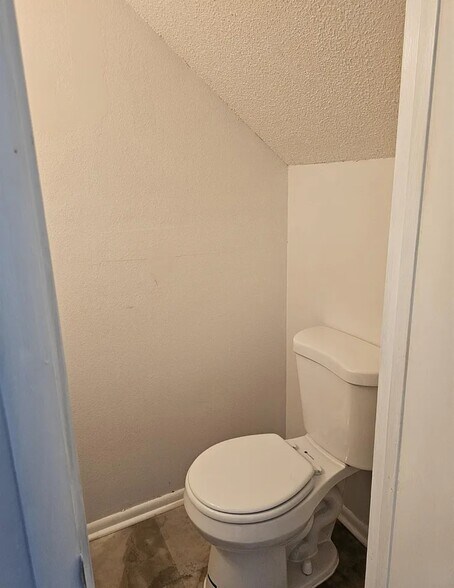 Half bath - 320 Cambout St