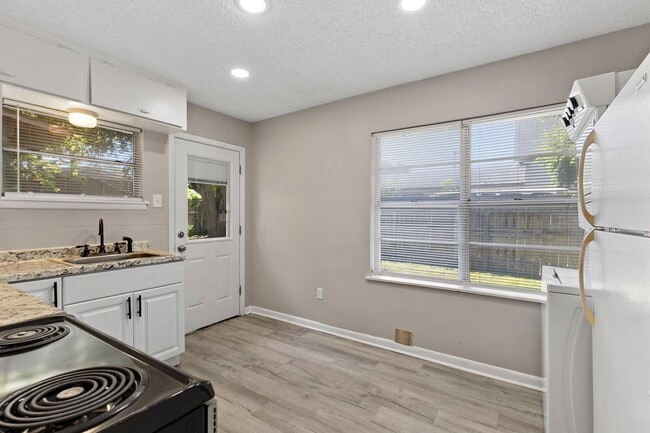 Building Photo - Spacious Duplex for Rent in Sherman, TX La...