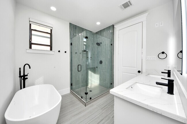 Building Photo - 916 W 20th St