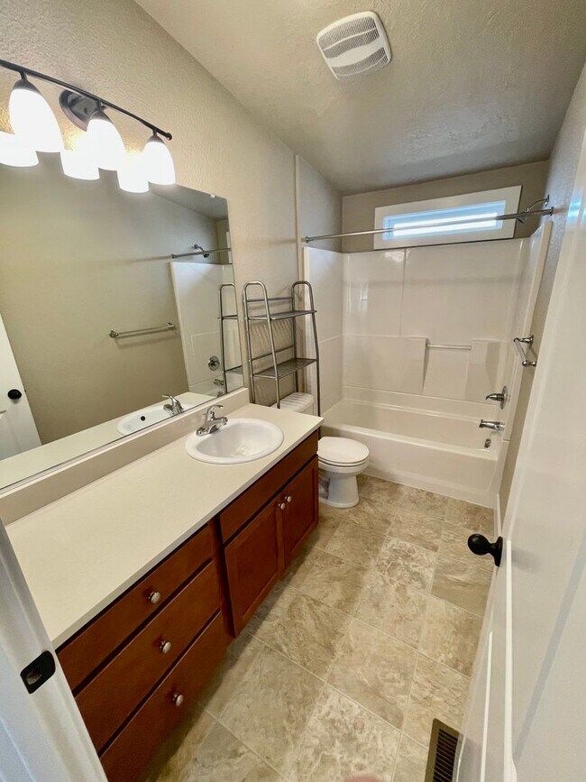 Building Photo - Spacious 3 Bedroom/2 Bath Home with genero...