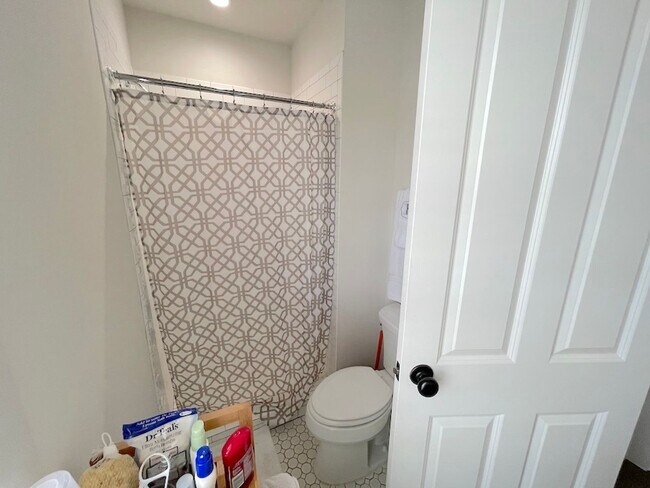 Building Photo - 611B E Duffy Ln