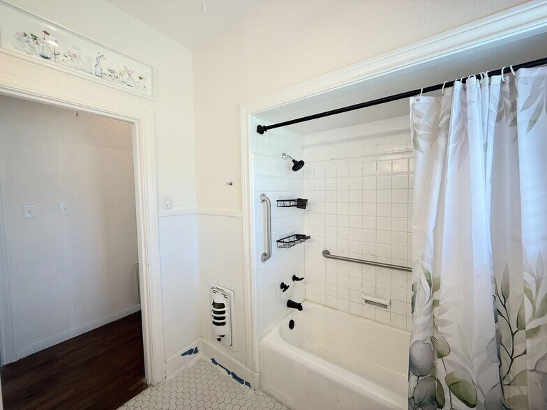 Building Photo - 1214 Sutton Dr