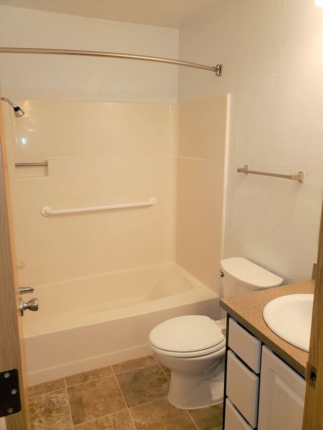 Building Photo - One Bedroom, One Bath - Special $1250.00 and Second Month Free!