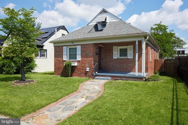 Primary Photo - 2208 S St NE