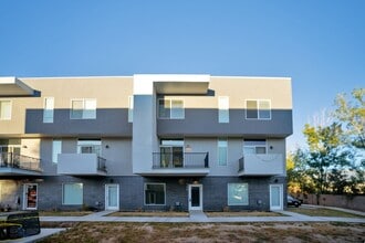 Building Photo - Beautiful 4 Bed - 3 Bath Townhome in Great Clearfield Location! Available on June 10th!