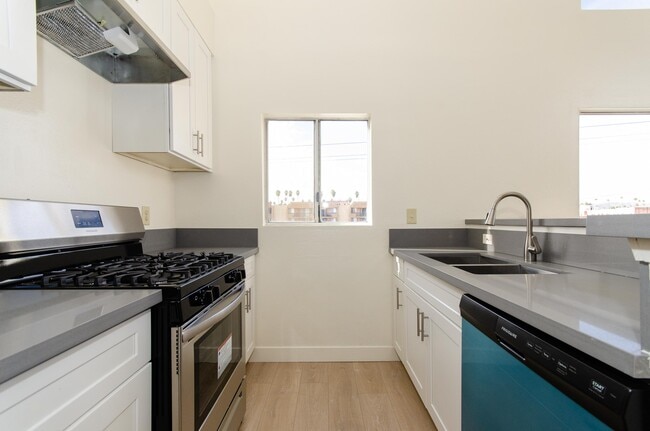 Building Photo - 321 S Berendo St