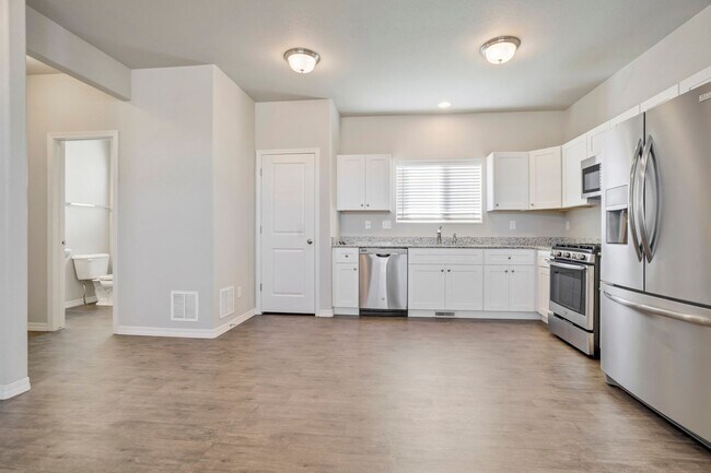 Building Photo - Modern 3bd Home Near Peterson AFB on Power...