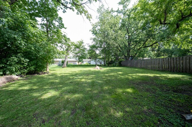 Building Photo - 2116 W 105th St